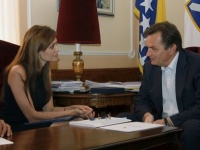 La actriz se reunió con don Haris Silajdzic, integrante musulmán de la presidencia tripartita de ese país,